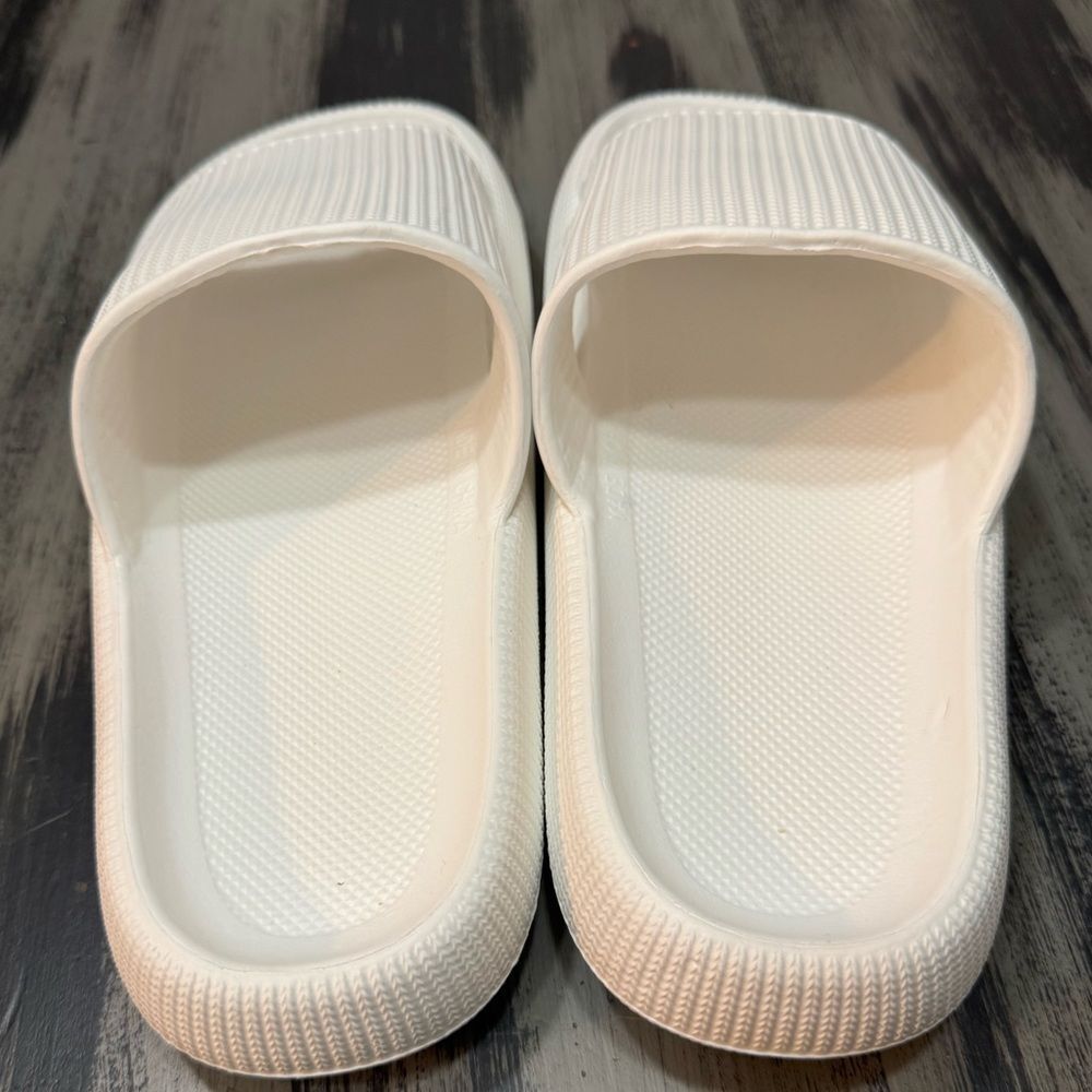The Original Cloudies Women’s Size 9.5-10    Viral Tik Tok Comfort Slides - Picture 6 of 10